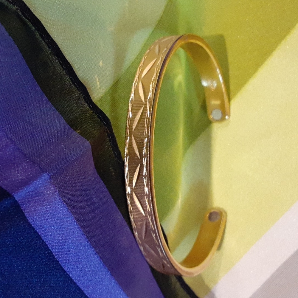 Vintage 2000 Bracelet Magnetized Avon gold tone etched design
